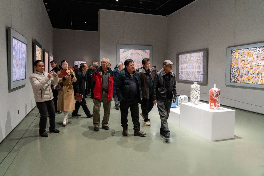 “物我——潘士强绘画暨新青花·新彩瓷艺术作品展”昨日在威海天和美术馆盛大开幕