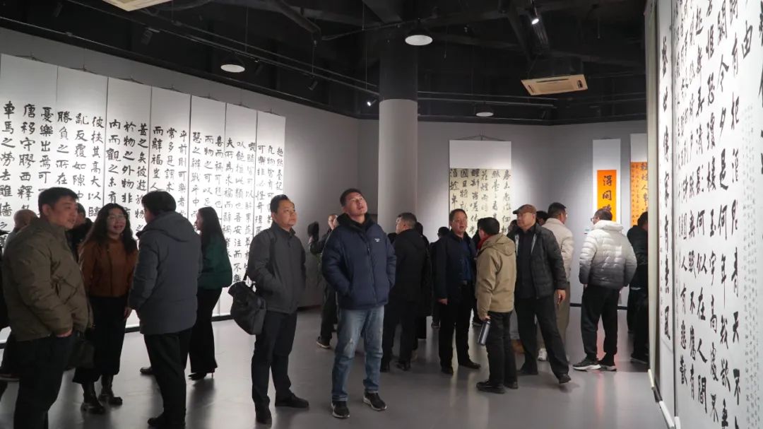 “宋词高地 古韵书怀——逄春伟书苏轼密州词作作品捐赠展”昨日在潍坊开幕