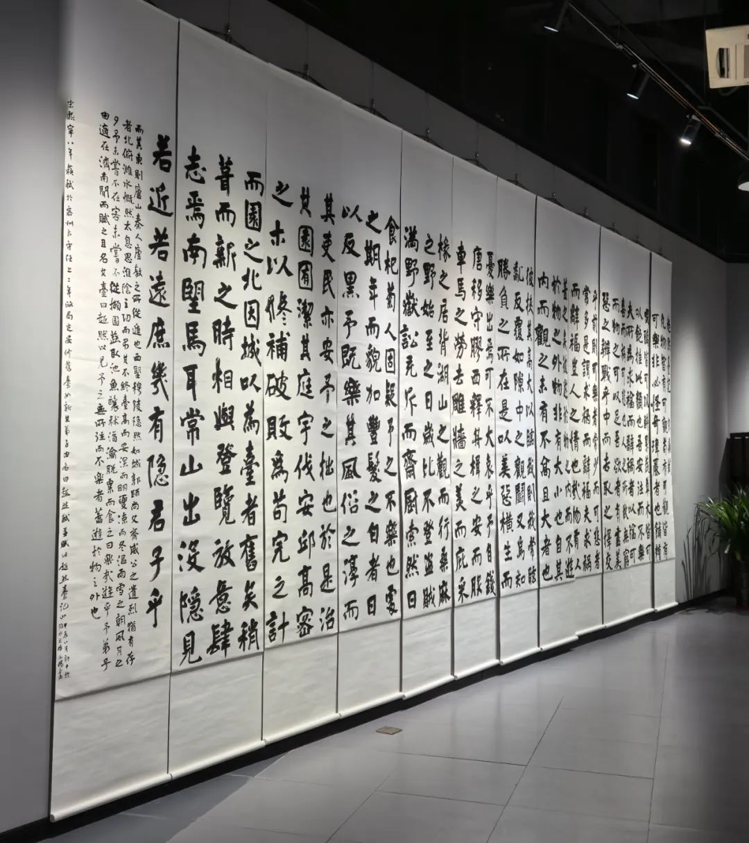 “宋词高地 古韵书怀——逄春伟书苏轼密州词作作品捐赠展”昨日在潍坊开幕