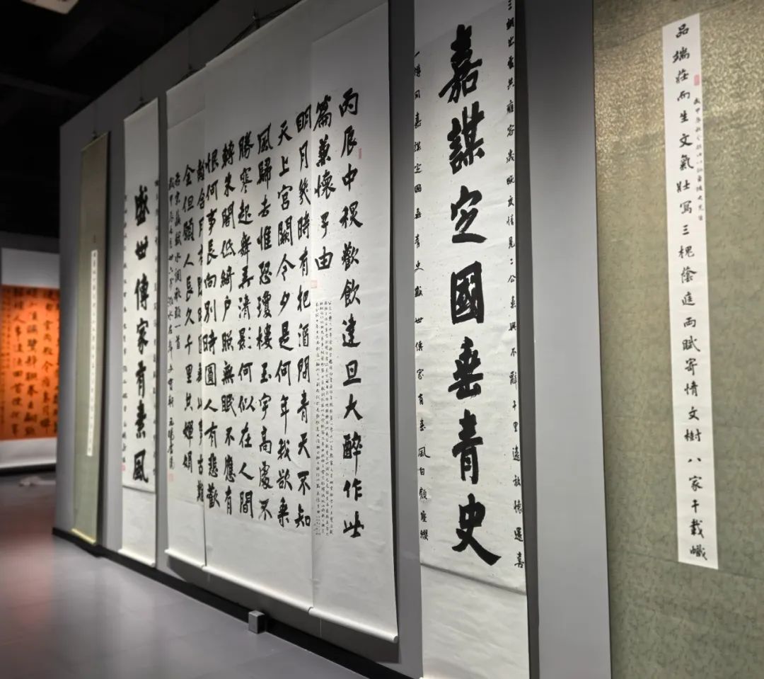 “宋词高地 古韵书怀——逄春伟书苏轼密州词作作品捐赠展”昨日在潍坊开幕