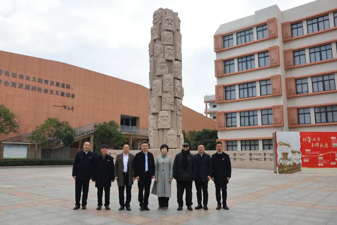 曾成钢带领团队设计打造丨温州市平阳县鳌江小学“高山仰止”雕塑落成揭幕仪式顺利举行