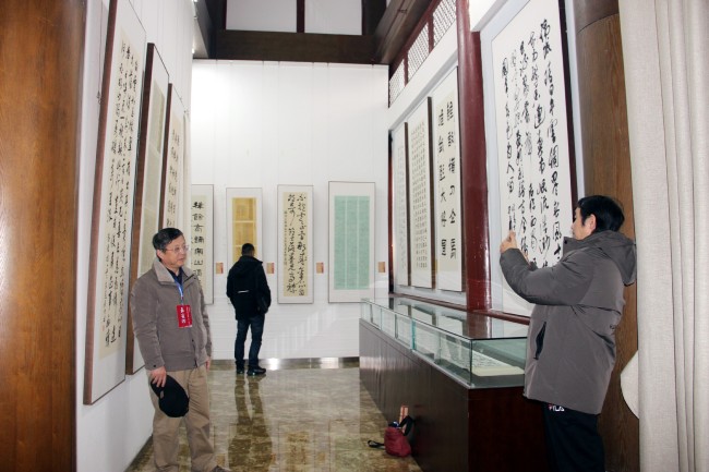 “炯然千红——舒炯、姚叶红师生书画联展”昨日在遂宁开幕