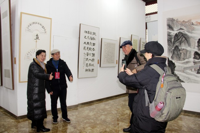 “炯然千红——舒炯、姚叶红师生书画联展”昨日在遂宁开幕