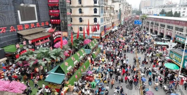 跟随舒建新在广西防城港东兴街头遇知音，畅谈书画如久别重逢的好友