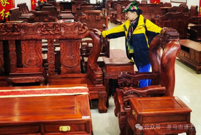 跟随舒建新在广西防城港东兴街头遇知音，畅谈书画如久别重逢的好友