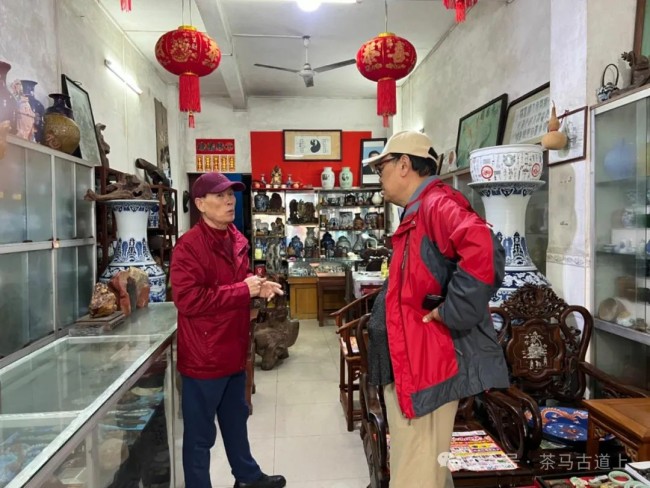 跟随舒建新在广西防城港东兴街头遇知音，畅谈书画如久别重逢的好友