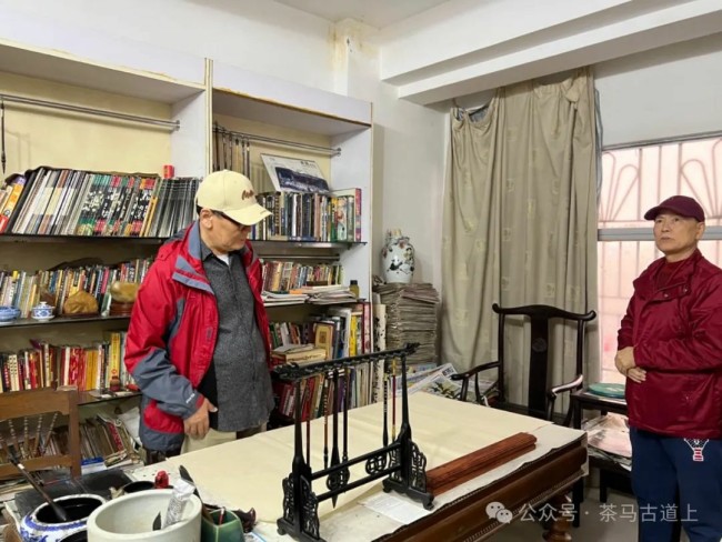 跟随舒建新在广西防城港东兴街头遇知音，畅谈书画如久别重逢的好友