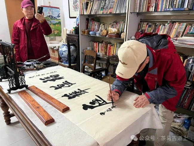 跟随舒建新在广西防城港东兴街头遇知音，畅谈书画如久别重逢的好友