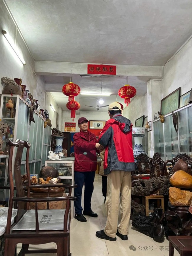 跟随舒建新在广西防城港东兴街头遇知音，畅谈书画如久别重逢的好友