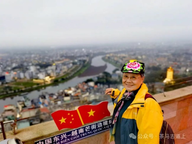 跟随舒建新在广西防城港东兴街头遇知音，畅谈书画如久别重逢的好友