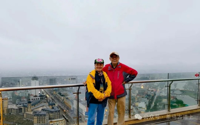 跟随舒建新在广西防城港东兴街头遇知音，畅谈书画如久别重逢的好友