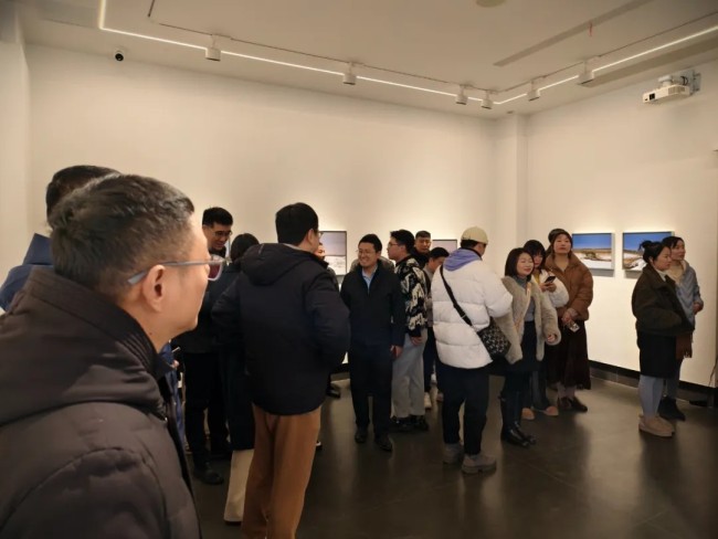 “静默如初——陆庆龙的绘画艺术”作品展在无锡江阴市开展，学术座谈会同期举办