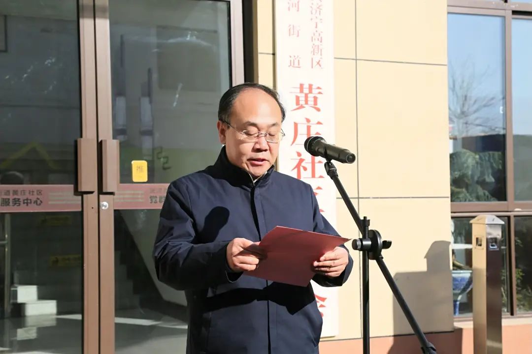 执笔贺新春 墨香送祝福——山东工艺美术学院开展2025新春送福进社区活动