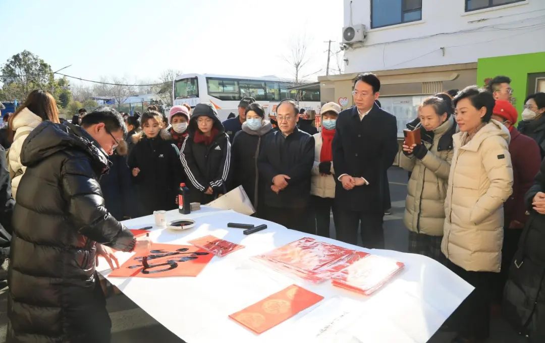 执笔贺新春 墨香送祝福——山东工艺美术学院开展2025新春送福进社区活动