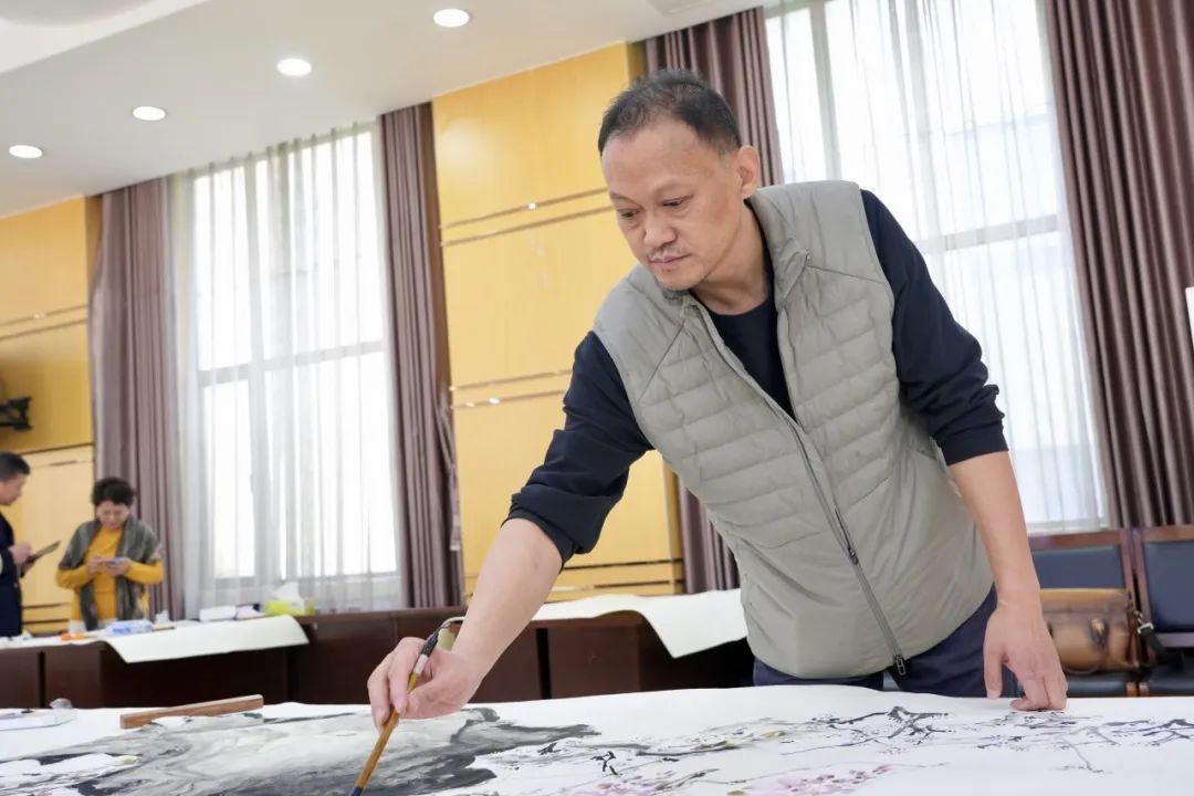 山东画院昨日走进济南铁路公安局开展“共建融合 笔墨绘心”新春书画拥警活动