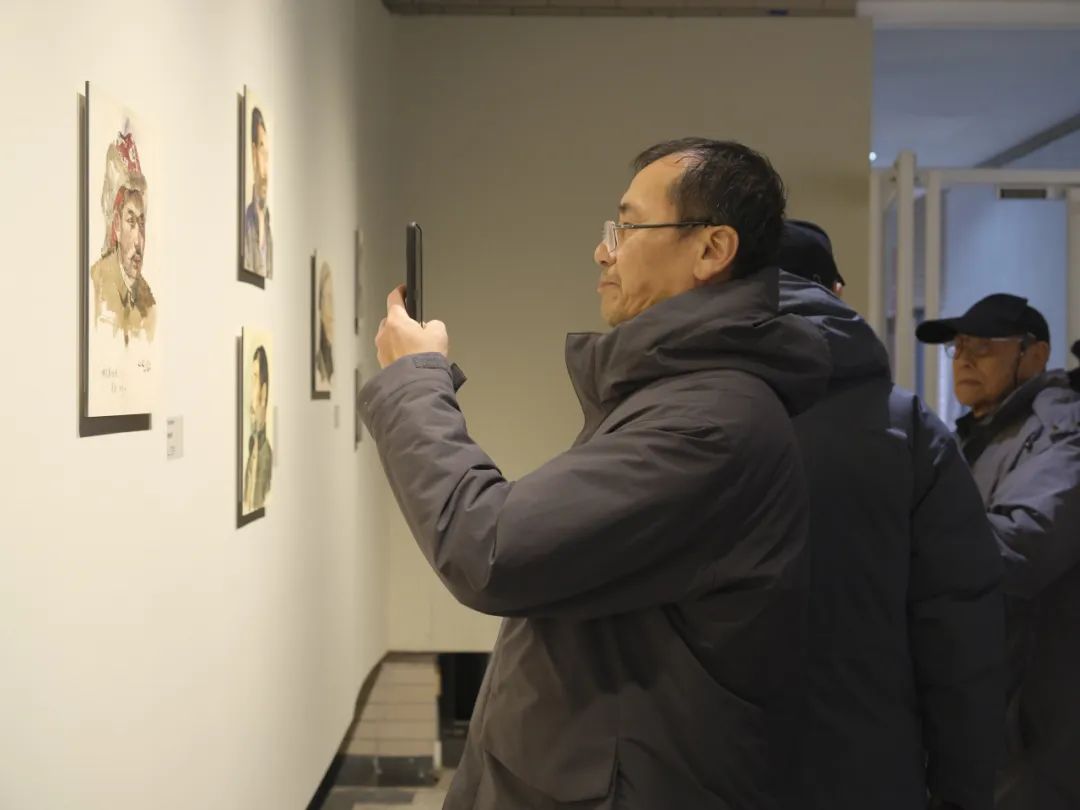 “探索与回望：中央美术学院油画系学术研究展”开展，杜键、戴士和、丁一林昨日现场观展