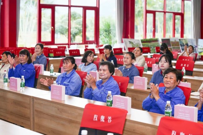 “中国妇女报·莎蔓莉莎乡村振兴助力巾帼项目”走进三亚，为当地妇女送上一堂“个人形象提升课”