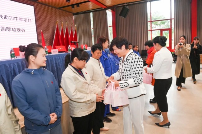 “中国妇女报·莎蔓莉莎乡村振兴助力巾帼项目”走进三亚，为当地妇女送上一堂“个人形象提升课”