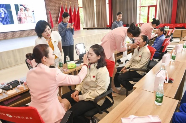 “中国妇女报·莎蔓莉莎乡村振兴助力巾帼项目”走进三亚，为当地妇女送上一堂“个人形象提升课”