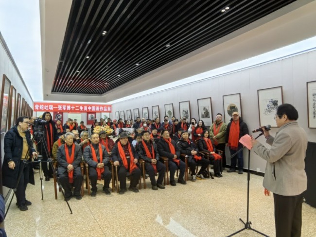 春节好眼福丨“青蛇吐瑞——张军博乙巳迎春十二生肖中国画作品展”昨日在济南开展