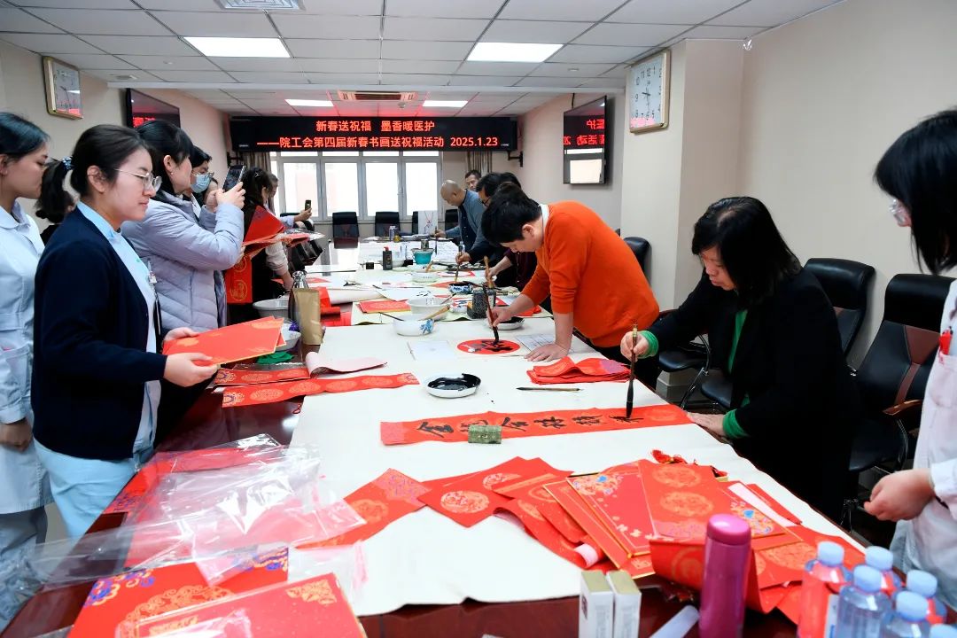 新春送祝福 墨香暖医护——山一大一附院工会昨日举办第四届新春书画送祝福活动