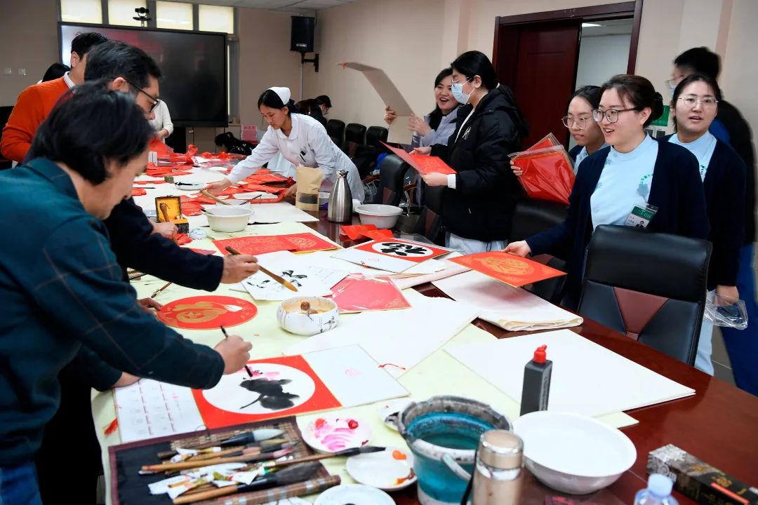 新春送祝福 墨香暖医护——山一大一附院工会昨日举办第四届新春书画送祝福活动