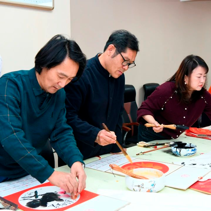 新春送祝福 墨香暖医护——山一大一附院工会昨日举办第四届新春书画送祝福活动