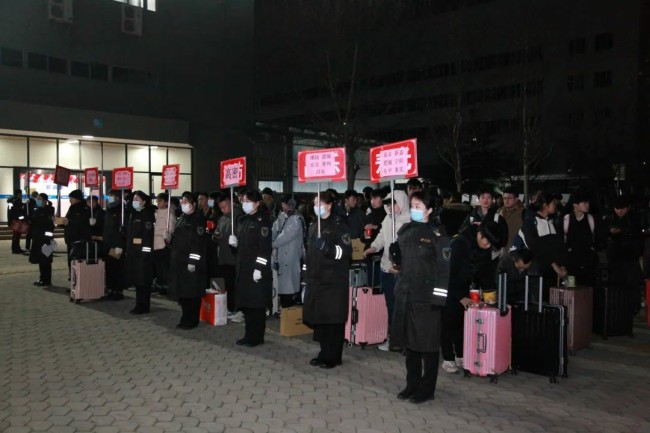 出厂门、上车门、进家门！——海尔智家连续19年包车送员工回家过年