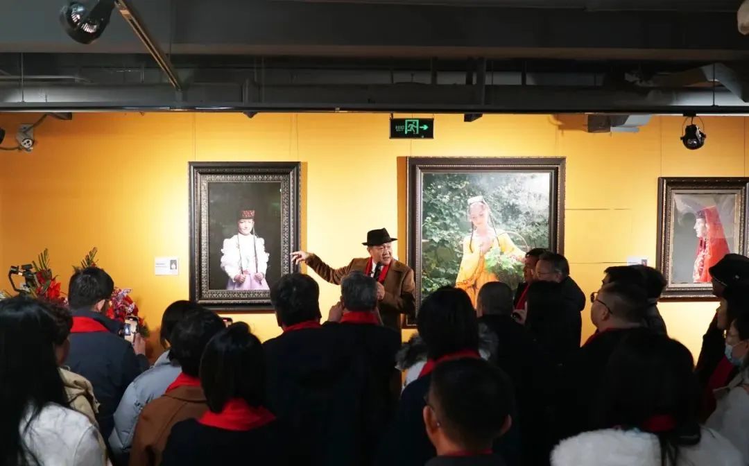 春节好眼福丨“回家过年系列之徐青峰绘画作品展”品鉴仪式在潍坊举办