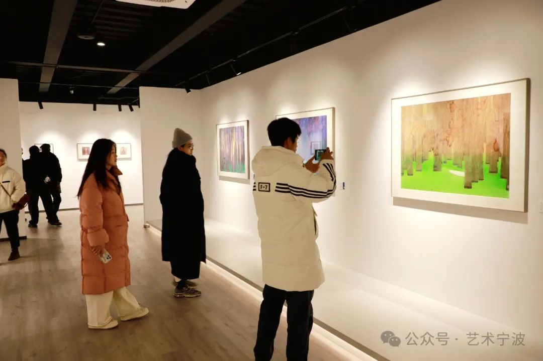 关于自然、媒介与人文的深度对话 | “周崇涨水彩写生作品展：心中的自然”昨日在宁波开幕