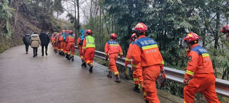 四川筠连山体滑坡救援有序进行，已安全转移疏散群众360人