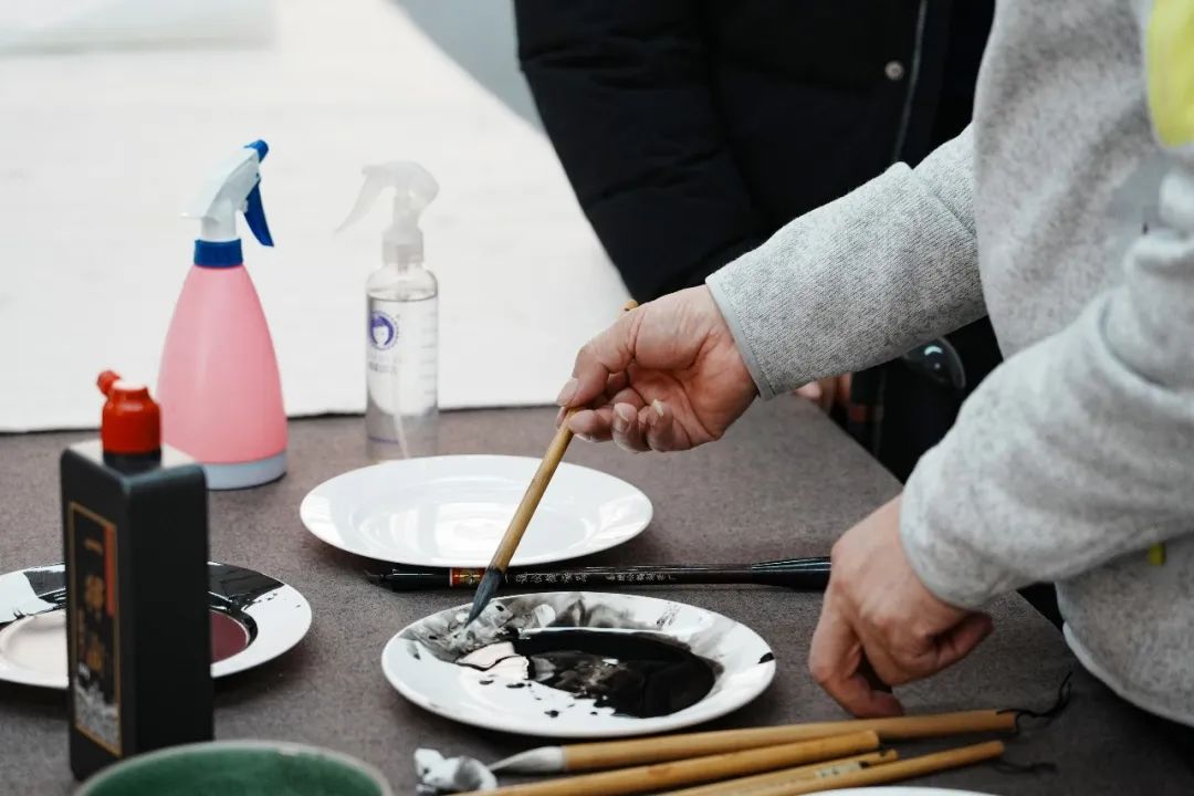 袁武亲临“神游潇湘”个展现场观展作画，并赠送签名版“神游潇湘”作品集