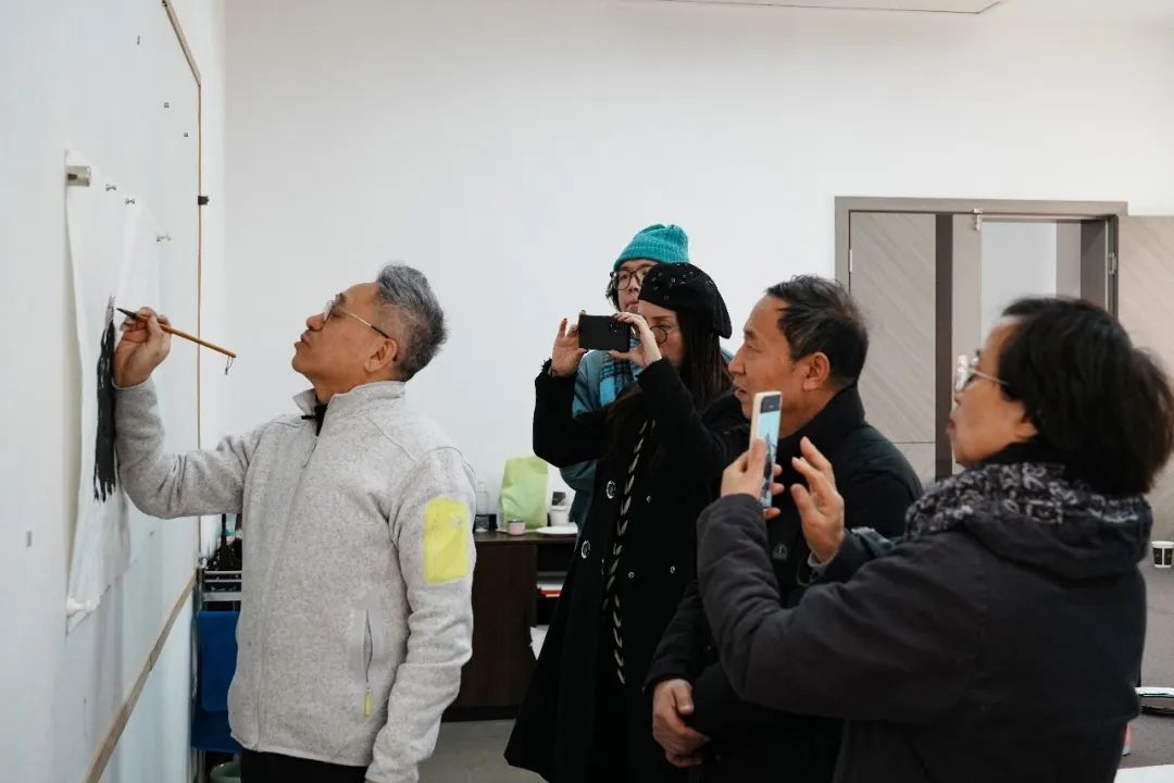 袁武亲临“神游潇湘”个展现场观展作画，并赠送签名版“神游潇湘”作品集