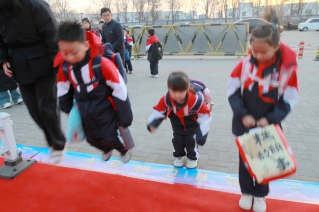 山师天衢新区杨庄实验小学昨日举办“未来已来逐梦行 金蛇纳福谱新篇”开学系列活动