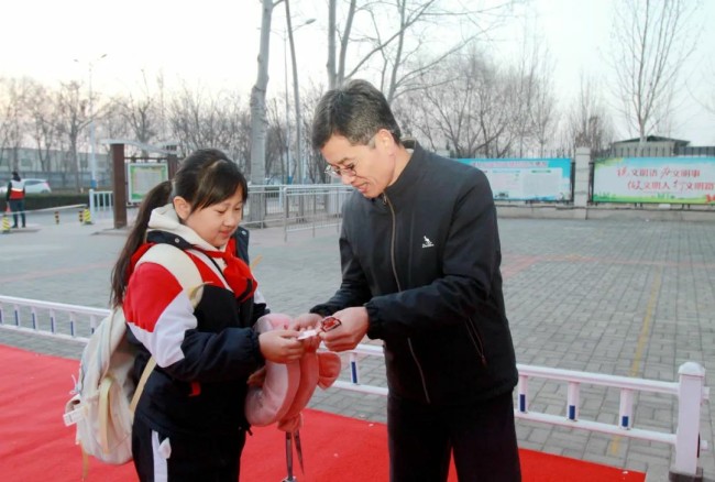 山师天衢新区杨庄实验小学昨日举办“未来已来逐梦行 金蛇纳福谱新篇”开学系列活动