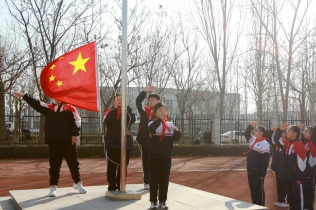 山师天衢新区杨庄实验小学昨日举办“未来已来逐梦行 金蛇纳福谱新篇”开学系列活动