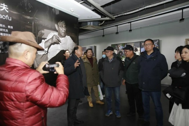 “凤鸣海山——俞晓夫、周刚作品学术对话展”昨日在无锡开展，展期至3月21日