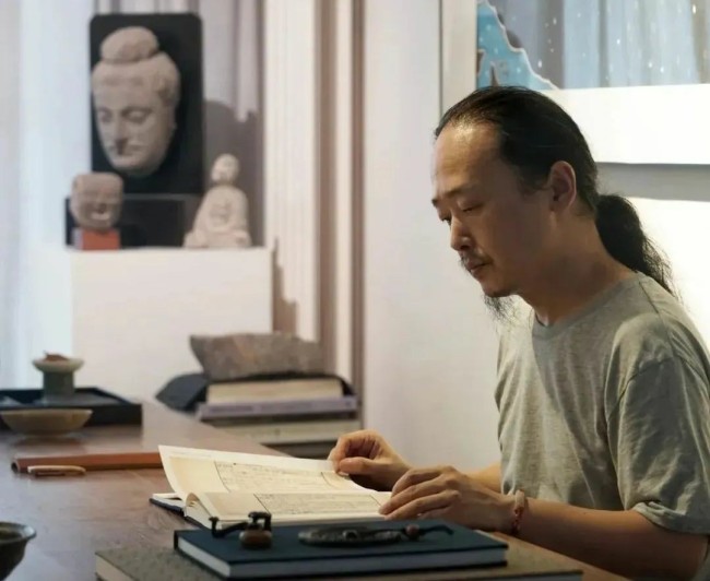 刘琦·水墨画丨在犹如舞台幕布般的黑色背景中，刻画出带有神异感的“动物肖像”