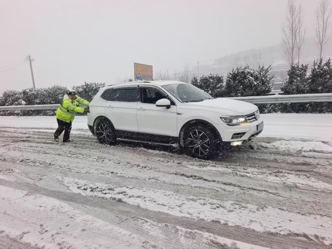 全力、专业、高效！山东高速股份多个权属单位“以雪为令”开展道路除雪保畅攻坚战