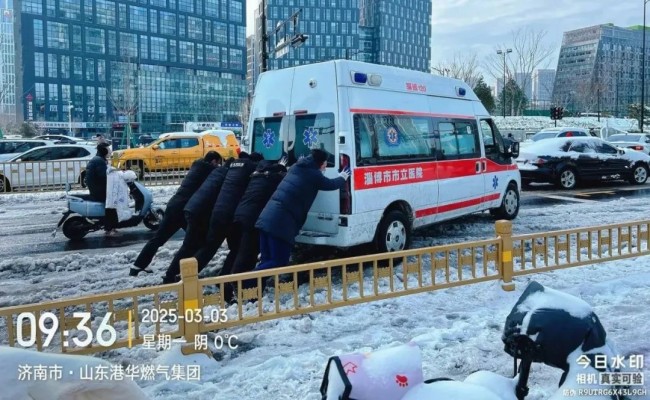 不惧风雪，彻夜奋战——银丰物业暴雪来临冲在前，为居民出行保驾护航