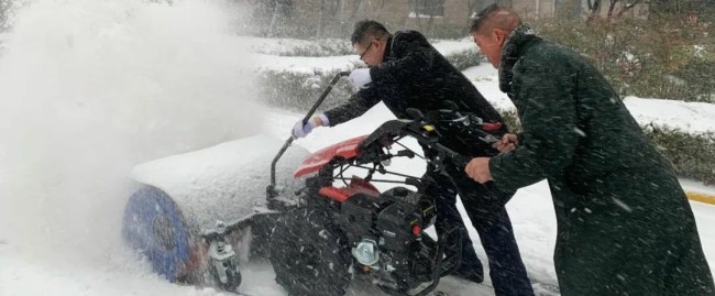 不惧风雪，彻夜奋战——银丰物业暴雪来临冲在前，为居民出行保驾护航