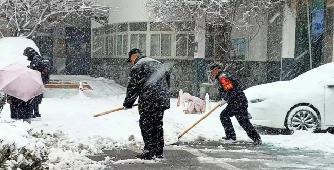 不惧风雪，彻夜奋战——银丰物业暴雪来临冲在前，为居民出行保驾护航