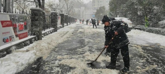 不惧风雪，彻夜奋战——银丰物业暴雪来临冲在前，为居民出行保驾护航