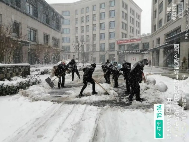 不惧风雪，彻夜奋战——银丰物业暴雪来临冲在前，为居民出行保驾护航