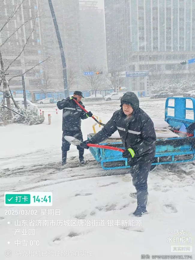 不惧风雪，彻夜奋战——银丰物业暴雪来临冲在前，为居民出行保驾护航