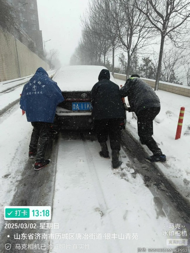 不惧风雪，彻夜奋战——银丰物业暴雪来临冲在前，为居民出行保驾护航