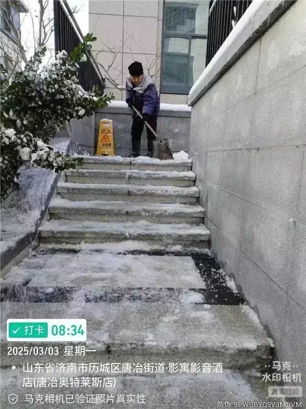 不惧风雪，彻夜奋战——银丰物业暴雪来临冲在前，为居民出行保驾护航