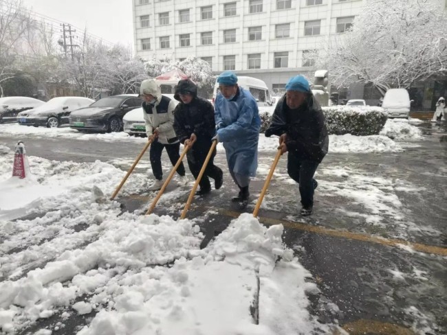 不惧风雪，彻夜奋战——银丰物业暴雪来临冲在前，为居民出行保驾护航