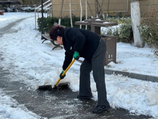 不惧风雪，彻夜奋战——银丰物业暴雪来临冲在前，为居民出行保驾护航