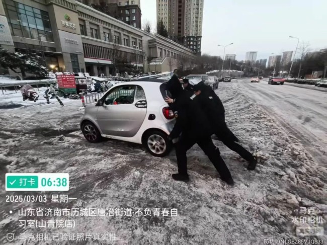 不惧风雪，彻夜奋战——银丰物业暴雪来临冲在前，为居民出行保驾护航